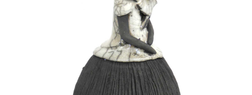 Sculpture de femme en céramique raku - F1