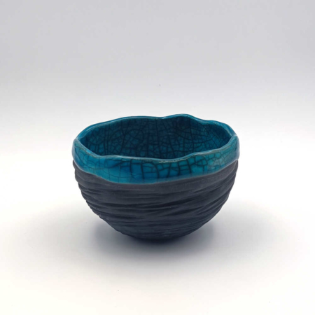 Coupelle ronde noire avec bord bleu en céramique raku