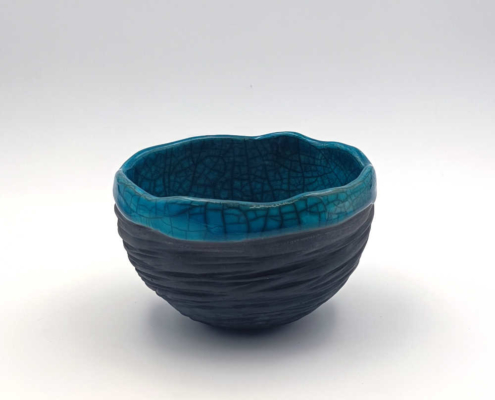 Coupelle ronde noire avec bord bleu en céramique raku